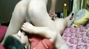 Pasangan Desi menikmati seks beruap dengan MILF India 2 min 20 sec