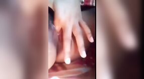 Desi cameriera gode diteggiatura se stessa in un nudo selfie video 5 min 00 sec