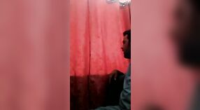 Video Seksi Mengisap dan Mencium Payudara Romantis Pasangan Kashmir 1 min 30 sec