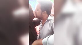 Vídeo Sexy Do Casal da Caxemira a chupar e a beijar Mamas românticas 2 minuto 30 SEC