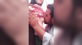 Keşmirli Çiftin Romantik Göğüslerini Emen ve Öpen seksi Videosu 3 dakika 10 saniyelik