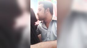 Sexy Video von Kashmiris romantischem Tittenlutschen und Küssen 0 min 0 s