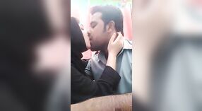 Sexy Video van Kashmiri paar romantische tieten zuigen en zoenen 0 min 30 sec