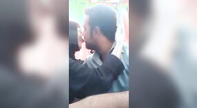 Sexy Video von Kashmiris romantischem Tittenlutschen und Küssen 0 min 40 s