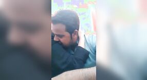 Sexy Video di Kashmiri Coppia romantica Boob Succhiare e Baciare 0 min 50 sec
