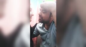 Sexy Video di Kashmiri Coppia romantica Boob Succhiare e Baciare 1 min 00 sec