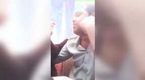 Sexy Video di Kashmiri Coppia romantica Boob Succhiare e Baciare 1 min 10 sec