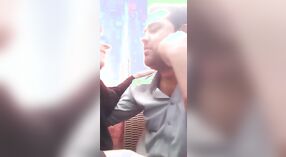 Vidéo Sexy de Seins Romantiques d'un couple Cachemiri Suçant et s'embrassant 1 minute 10 sec