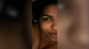 Janvi, la beauté indienne, se livre à une séance solo sensuelle dans cette vidéo sexy 2 minute 00 sec