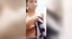 Janvi, la belleza india, se entrega a una sensual sesión en solitario en este sexy video 1 mín. 00 sec