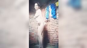 Nackte Desi Badezeit mit einem heißen und dampfenden video 16 min 20 s