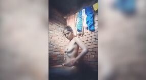 Nackte Desi Badezeit mit einem heißen und dampfenden video 10 min 20 s