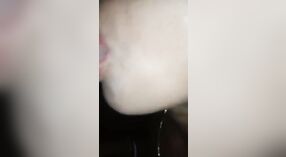 印度妓女哥给予了一个感性的口交，骑着男人的公鸡 0 敏 0 sec