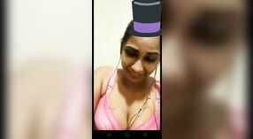 Chica india desnuda se da placer con los dedos durante la videollamada 1 mín. 20 sec