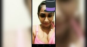 Naakt Indisch meisje pleasures haarzelf met haar fingers tijdens video call 1 min 50 sec