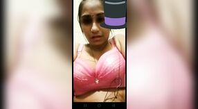 Nacktes indisches Mädchen erfreut sich während eines Videoanrufs mit ihren Fingern 2 min 50 s