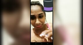 Nude menina indiana prazeres-se com os dedos durante a chamada de vídeo 0 minuto 0 SEC