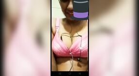 Nacktes indisches Mädchen erfreut sich während eines Videoanrufs mit ihren Fingern 0 min 50 s