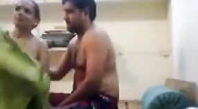 Video Chudai de político indio teniendo sexo con mujeres en una fiesta 2 mín. 00 sec