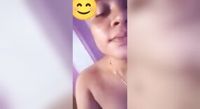 Selfie telanjang seorang gadis Sri Lanka sedang masturbasi 3 min 30 sec