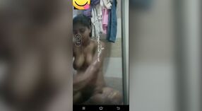 Indyjski solo kąpiel czas wideo z a dotyk z kink 1 / min 40 sec