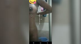 Indiase solo bad tijd video met een aanraking van kink 2 min 20 sec