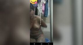 भारतीय स्नान के समय वीडियो के साथ एक स्पर्श के गुत्थी 2 मिन 30 एसईसी
