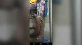 Video waktu mandi solo India dengan sentuhan kink 2 min 50 sec