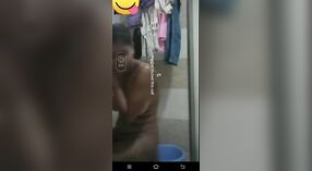 भारतीय स्नान के समय वीडियो के साथ एक स्पर्श के गुत्थी 3 मिन 10 एसईसी