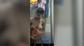 Indyjski solo kąpiel czas wideo z a dotyk z kink 3 / min 50 sec