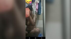 भारतीय स्नान के समय वीडियो के साथ एक स्पर्श के गुत्थी 0 मिन 40 एसईसी