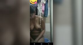 भारतीय स्नान के समय वीडियो के साथ एक स्पर्श के गुत्थी 1 मिन 00 एसईसी