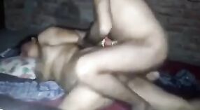 Bihari-Junge filmt heimlich Eltern, die nachts schmutzigen Sex haben 4 min 20 s