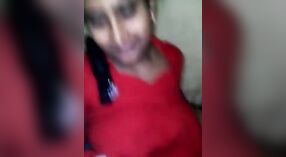 女子大生マドゥライ・ナンディーニのセクシーなビデオ彼氏と一緒にいたずら 2 分 30 秒
