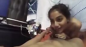 Desi teen fait une pipe sensuelle dans cette vraie vidéo de sexe 0 minute 0 sec