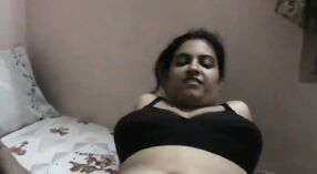 Desi Muschi wird in diesem erotischen Video von Jija Sali geschlagen 3 min 20 s