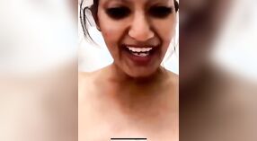 भारतीय सौंदर्य के साथ एक संगीत वीडियो जबकि पूरी तरह से नग्न 3 मिन 20 एसईसी
