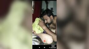 情熱的なセックスをフィーチャーしたインドのカップルの蒸し暑いミュージックビデオ 1 分 00 秒