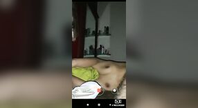情熱的なセックスをフィーチャーしたインドのカップルの蒸し暑いミュージックビデオ 0 分 0 秒