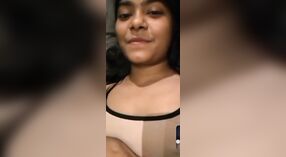 भारतीय कॉलेज लड़की नीचे स्ट्रिप्स और एक अकेला आदमी में इस ऑनलाइन अश्लील वीडियो 4 मिन 20 एसईसी