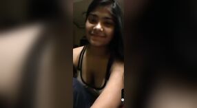 भारतीय कॉलेज लड़की नीचे स्ट्रिप्स और एक अकेला आदमी में इस ऑनलाइन अश्लील वीडियो 5 मिन 40 एसईसी