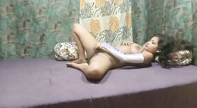 Model Kamapisachi Sarika oddaje się solo masturbacja 7 / min 20 sec