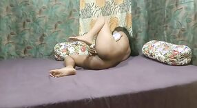 Модель Камаписачи Сарика предается сольной мастурбации 9 минута 40 сек