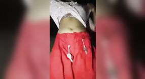 Seksi Bengali kız şeritler ve gösterileri kapalı içinde bir solo video 0 dakika 0 saniyelik
