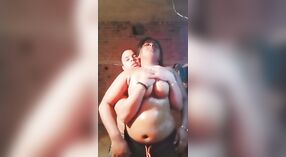 丈夫对印度妻子坚定的乳房进行了感性按摩 1 敏 50 sec