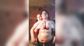 丈夫对印度妻子坚定的乳房进行了感性按摩 2 敏 30 sec