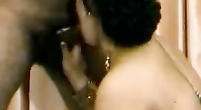 Une indienne fait une pipe sensuelle à un mec blanc avant de se faire baiser 1 minute 40 sec