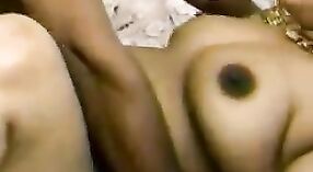 Nena india le hace una mamada sensual a un chico blanco antes de ser follada 2 mín. 40 sec