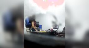 隠されたカメラは、インドのオフィスのセックススキャンダルを捉えています 0 分 0 秒