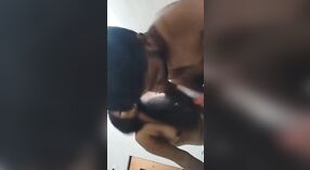 インドの大学愛好家は自家製のセックスビデオにふける 5 分 50 秒